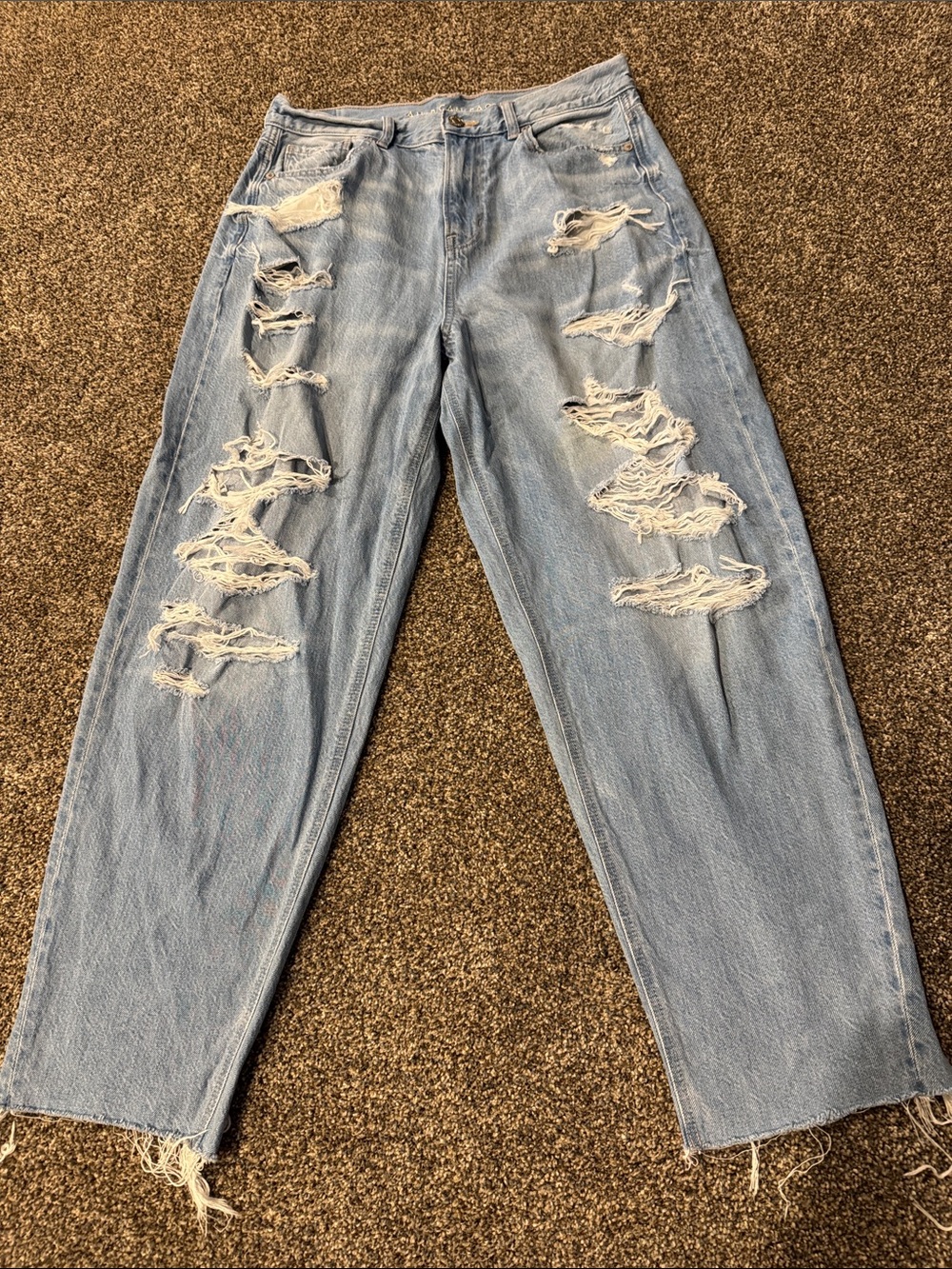 American Eagle Outfitters Women’s Light Blue Distressed Relaxed Mom Jean (10)